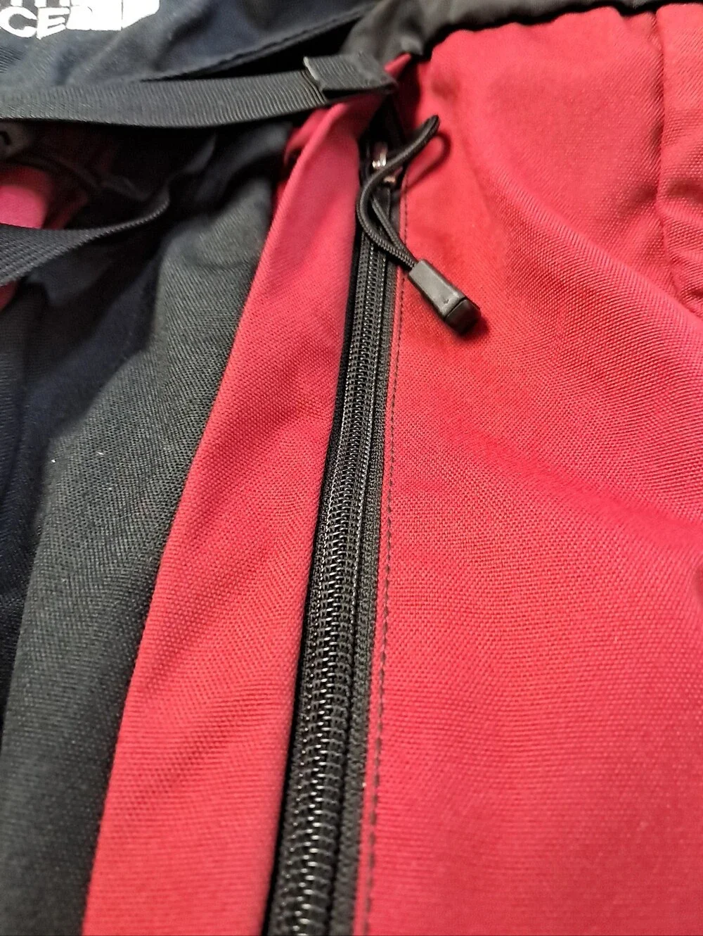 The North Face Lookout Hiking Camping Ruck-Sack BackPack. Red & Black.